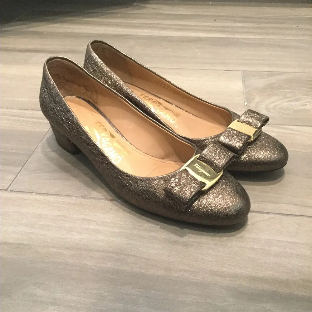 Salvatore Ferragamo Vara Bow Gold Bronze Glitter Heels Pumps Dress Shoes sz 5.5
